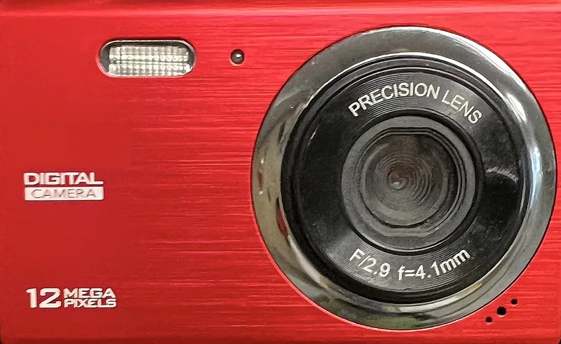 Face avant d’un appareil photo compact rouge portant la mention 12 mega pixels près de l’objectif