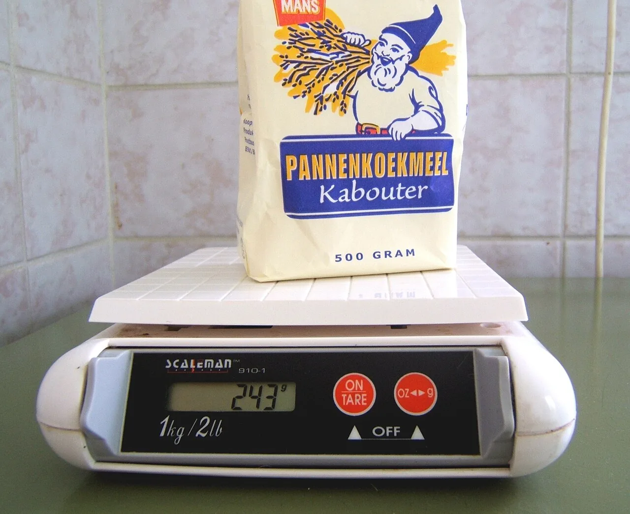 Balança de cozinha digital com o visor aceso