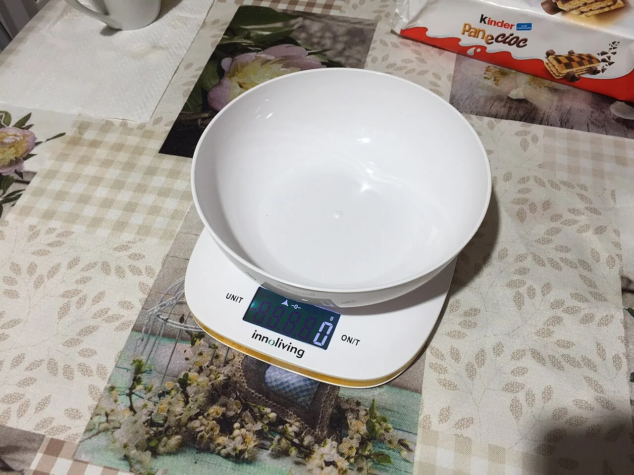Bilancia da cucina digitale con ciotola e display in grammi
