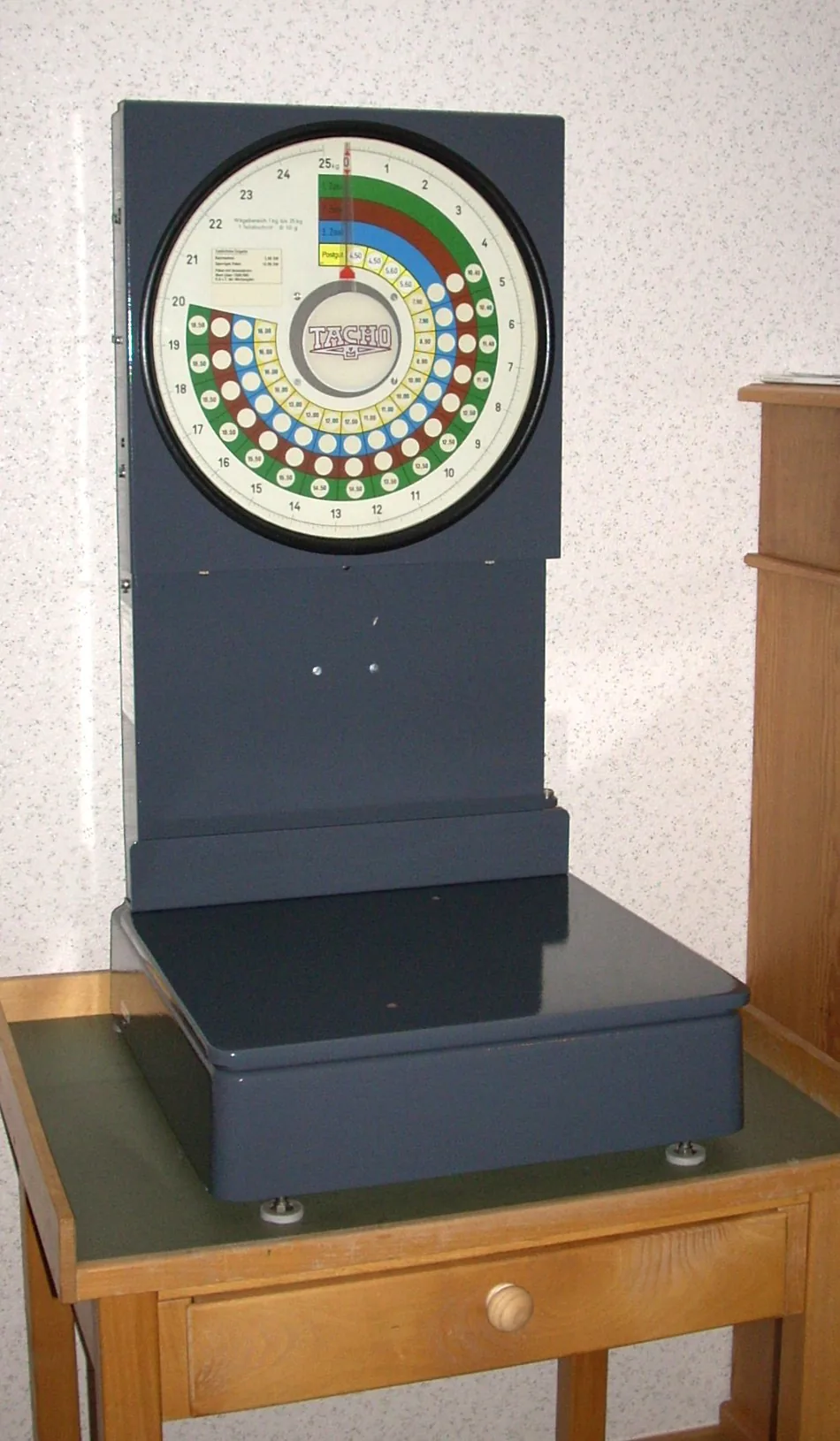 Postwaage mit einer Skala von einem bis fünfundzwanzig Kilogramm