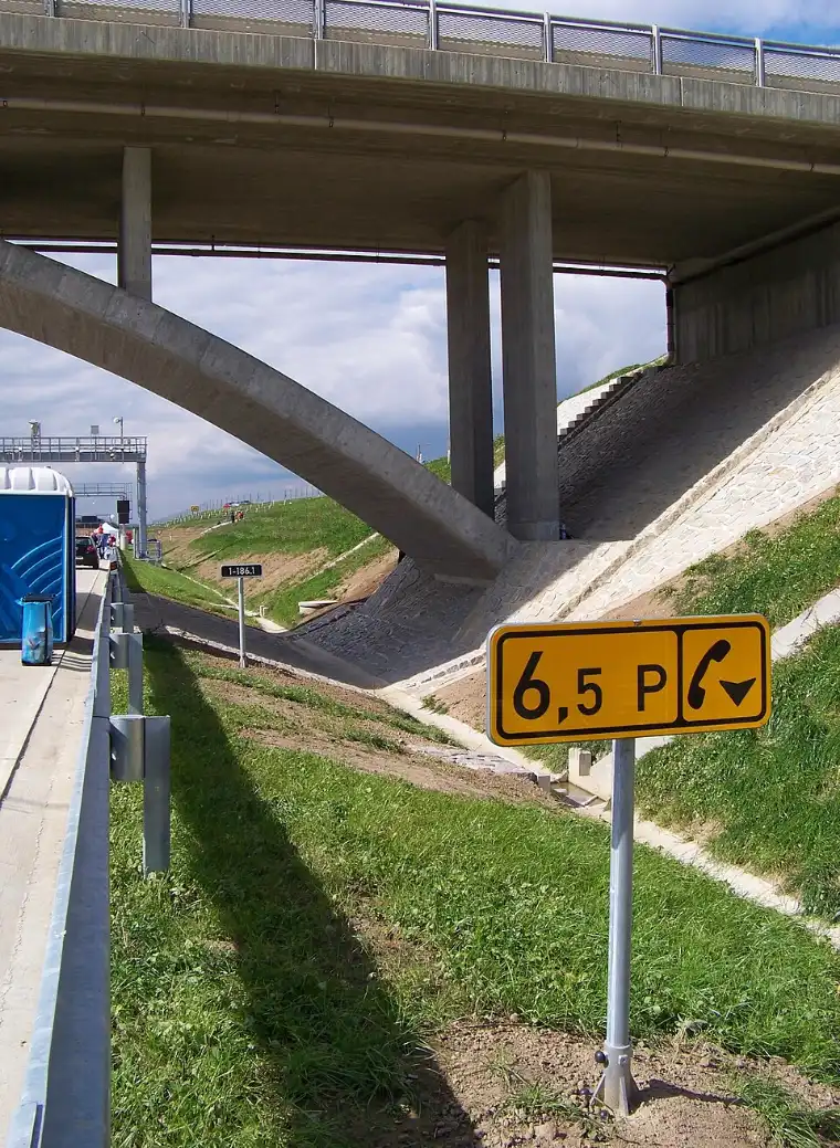 Žlutý kilometrovník se staničením 6,5 na Pražském okruhu