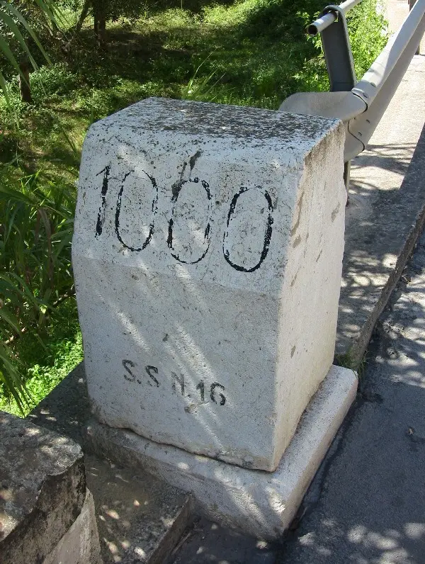 Cippo chilometrico con il numero 1000 sulla strada statale 16