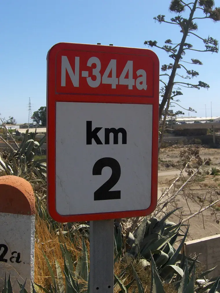 Hito kilométrico de la carretera N-344a con la indicación km 2