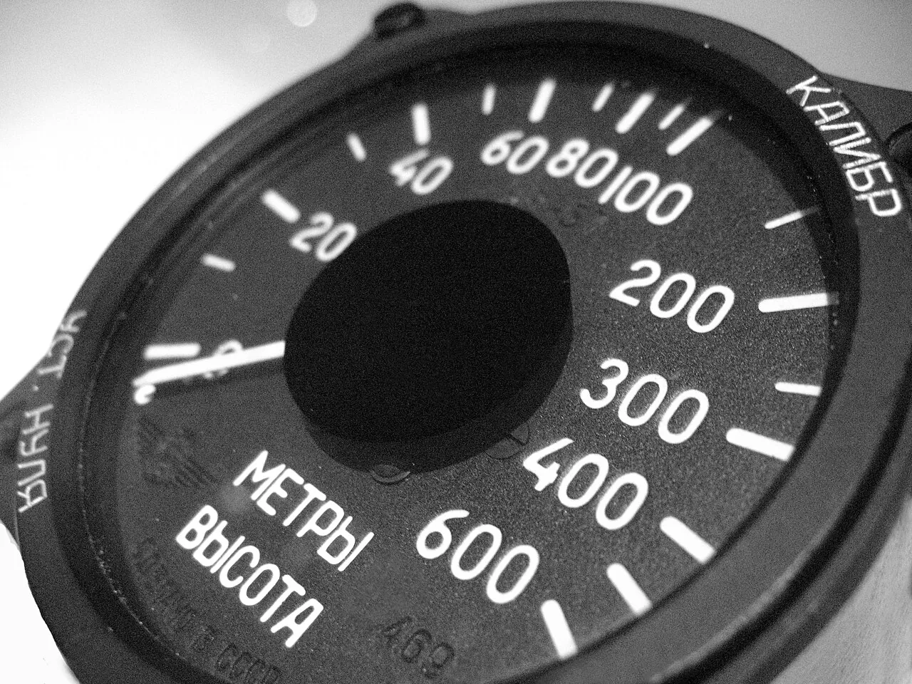 Altimetro d’aereo con scala in metri, da zero a seicento