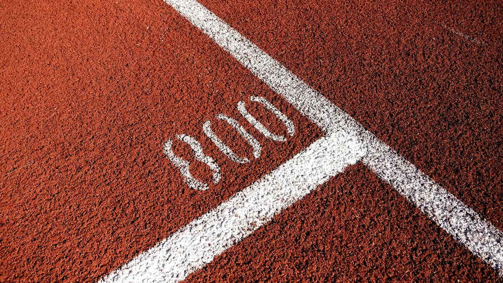 The number 800 painted on a red running track beside a white start line