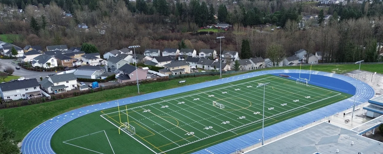 Terrain de football américain vu du ciel, avec les numéros des lignes de yards