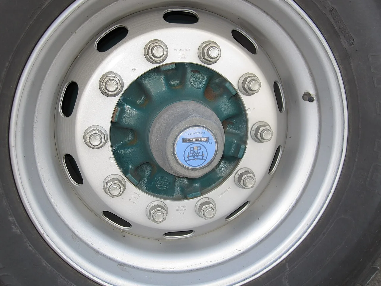 Hubodometer mounted on the wheel hub of a semitrailer