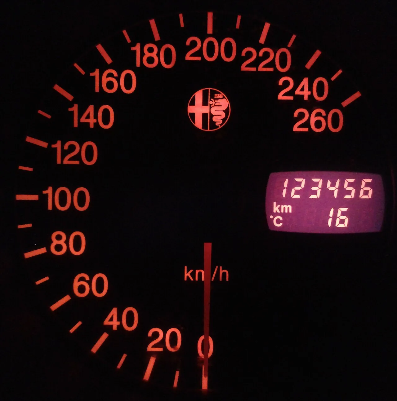 Prędkościomierz w km/h z licznikiem przebiegu 123 456 kilometrów