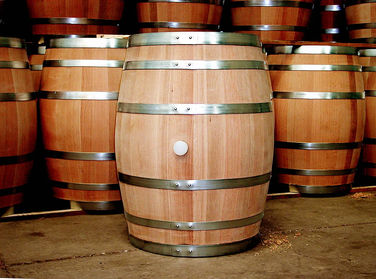 Barrica de carvalho para vinho numa tanoaria